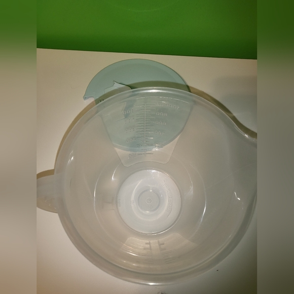 Tupperware Classic 4 cup Mix ‘N Stor Pitcher - Picture 3 of 4